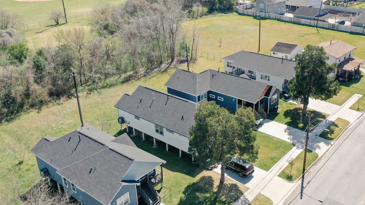 Lawndale/ Wayside House | Your Great Bungalows! Sleeps 12/6BR/4BA/8PA