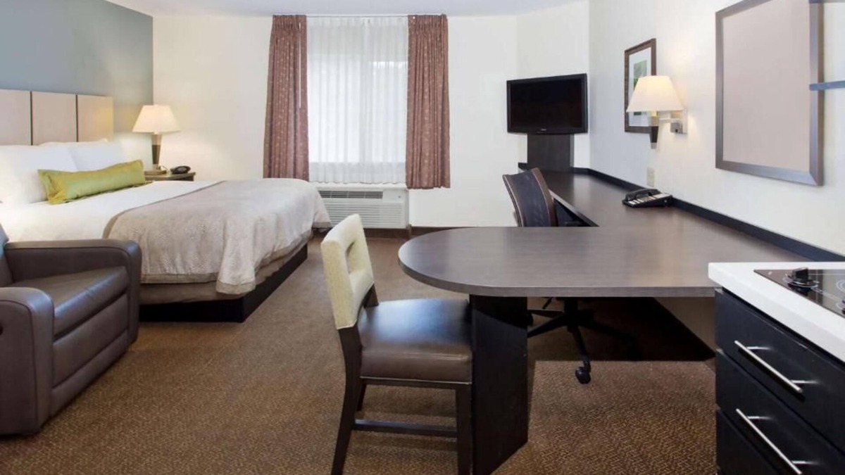 Somerset House | Your Home Away From Home! 3 Relaxing units w/ Kitchen. Near Billy Bob's Texas