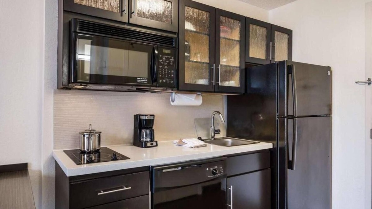Schiller Park Hotel | Your Home Away From Home! Pet-friendly Property, Full Kitchen, Free Shuttle!