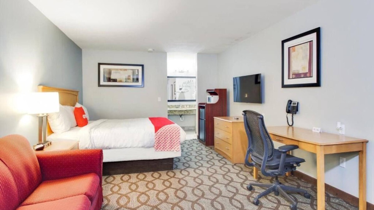 Ingleside House | Your Home Away from Home! Free Parking, Free Breakfast, Swimming Pool!