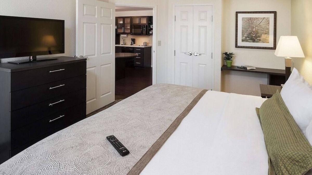 Horsham House | Your Home Away From Home! 3 Comfortable Units, Kitchen, Parking