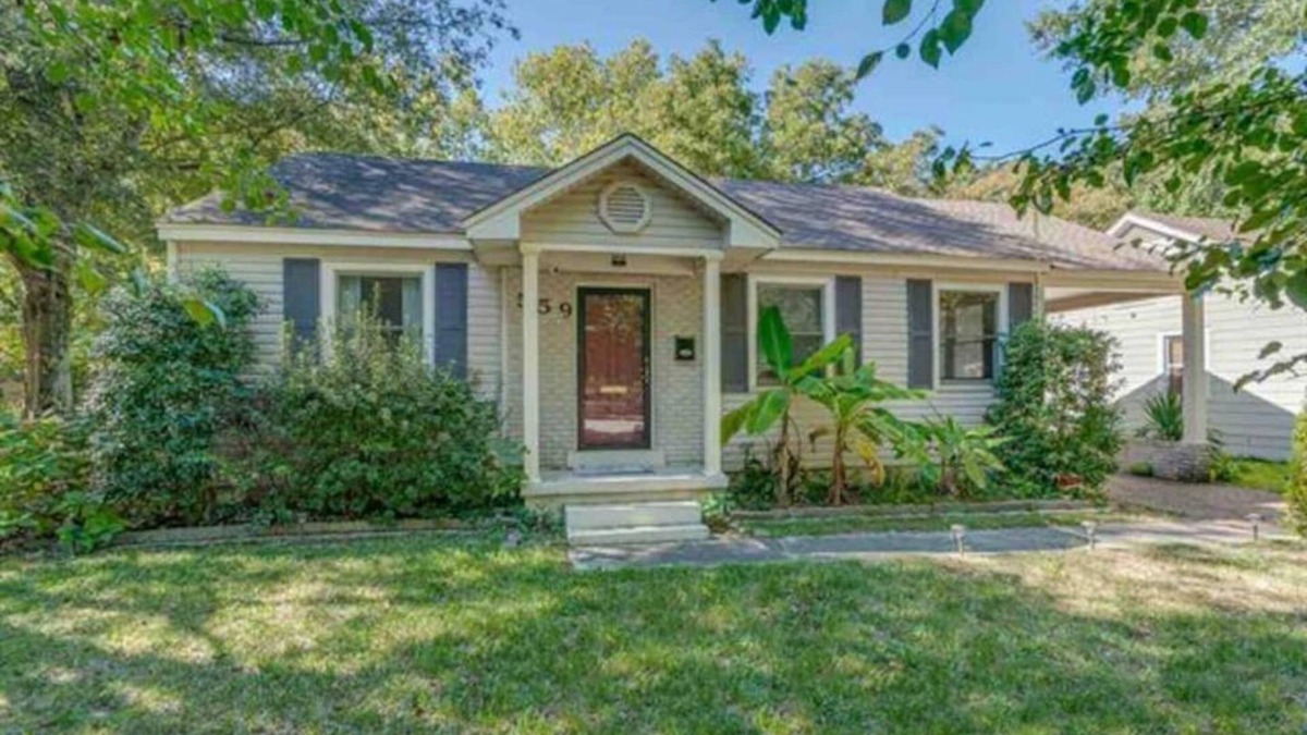 East Memphis Cottage | Your Home away from Home in Memphis, Tn. Minutes from all Memphis attractions