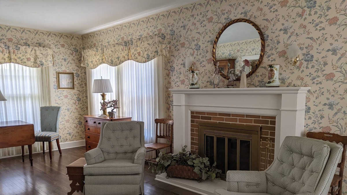 Wooster Apartment | /Your home away from home! One bedroom apt. in 1920's Dutch Colonial. Near COW..
