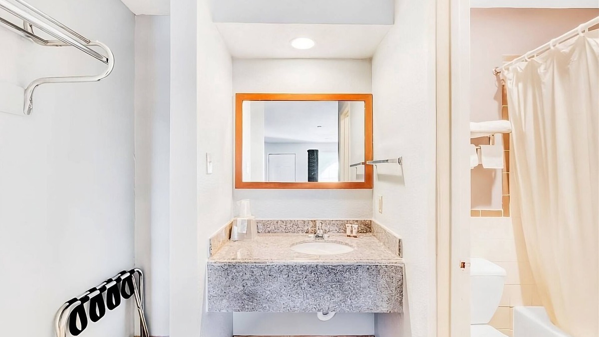 Channelview Hotel | Your Home Away From Home! Pets Allowed, FREE Parking, Near Woodrow Park