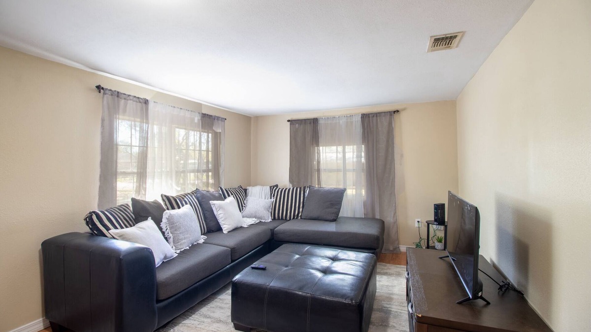 Pascagoula House | Your Home Away From Home! Contractor Special. 28 days or more only.