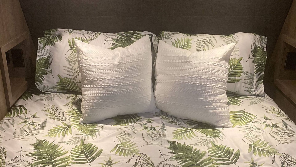 Urbana House | Your Home Away: Prime Accommodations for Traveling Pros Seeking Relaxing Stay!