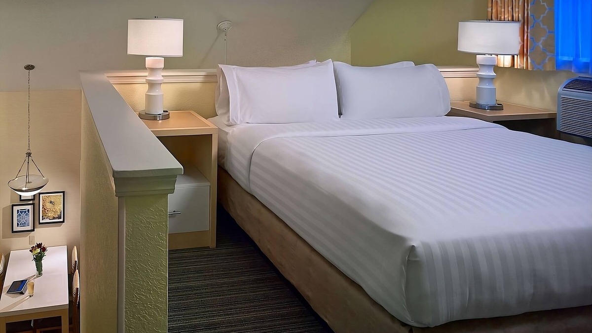 White Station House | Your Home Far Away From Home! 3 Units Close to Memphis Zoo, Pets Allowed!