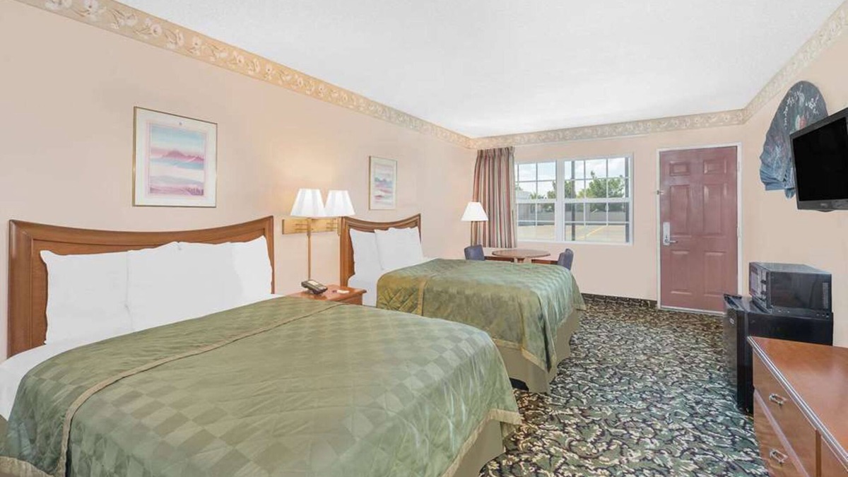 Pecos Hotel | Your Home in Historic Pecos! Comes with Complimentary Breakfast! Seasonal Pool!