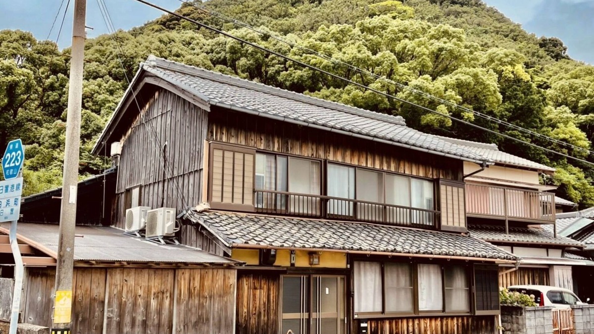 Shirahama House | Your home, Kawakaze, located on the riverside, an old private house where you can feel the wind of the river.