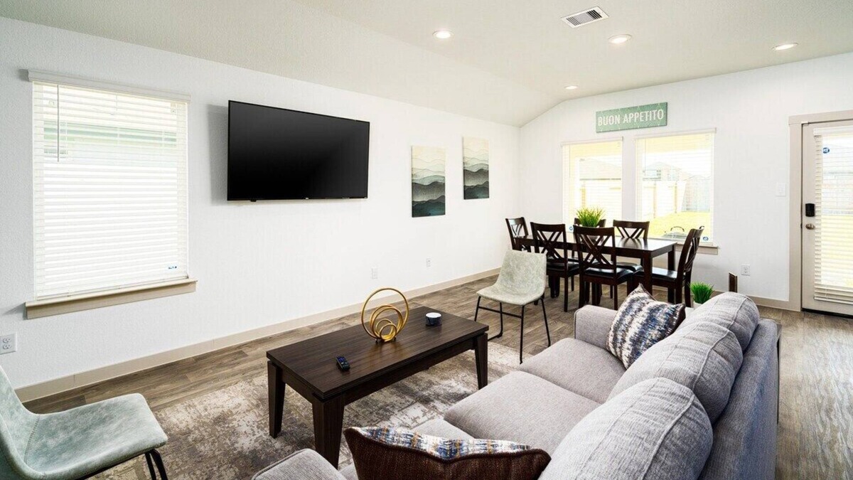 Iowa Colony House | Your Houston Getaway - Fresh & New 3/2