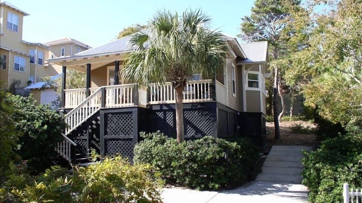 Dune Allen Beach House | Your Ideal Family Getaway Awaits – Pet-Friendly and Short walk to the Beach!