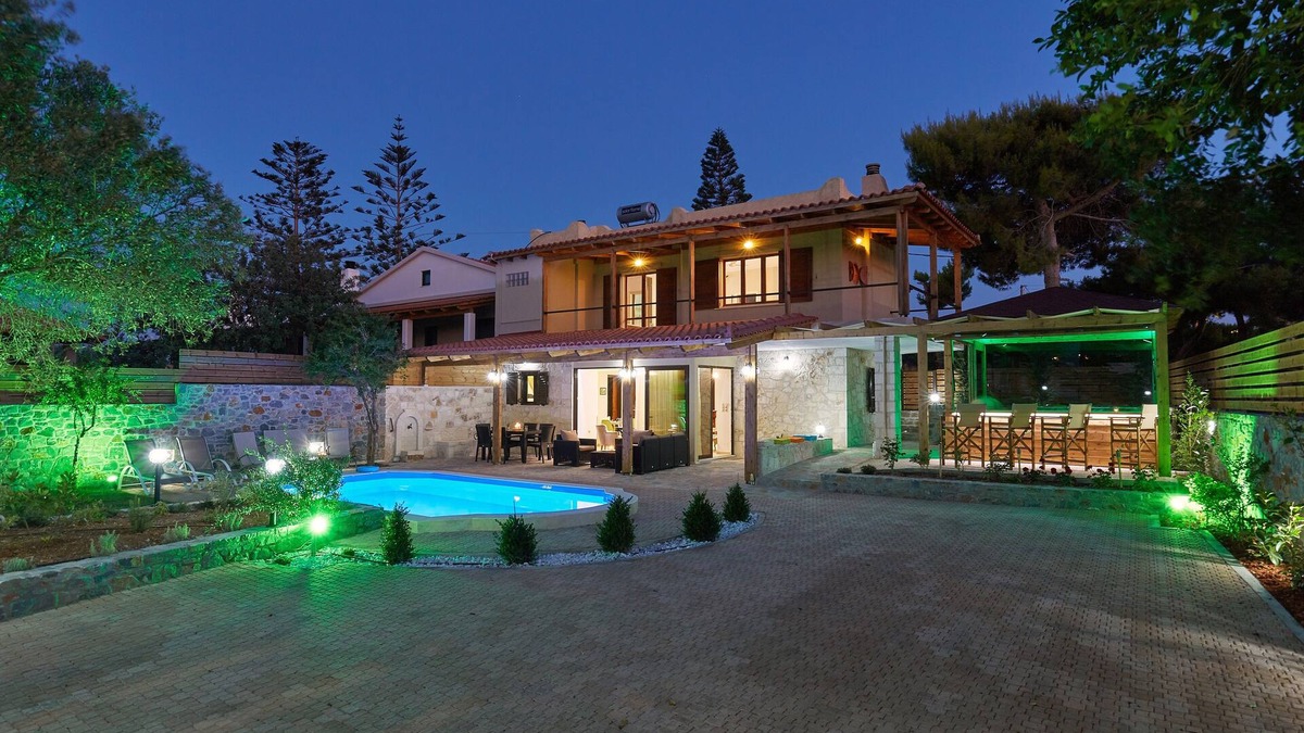 Anissaras Villa | Your ideal holiday in Hersonissos in a Villa with a private pool and jacuzzi.