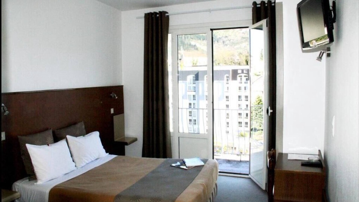 Lourdes Hotel | Your Ideal Retreat! Spacious Unit, w/Parking, Near Animal Park of the Pyrenees!