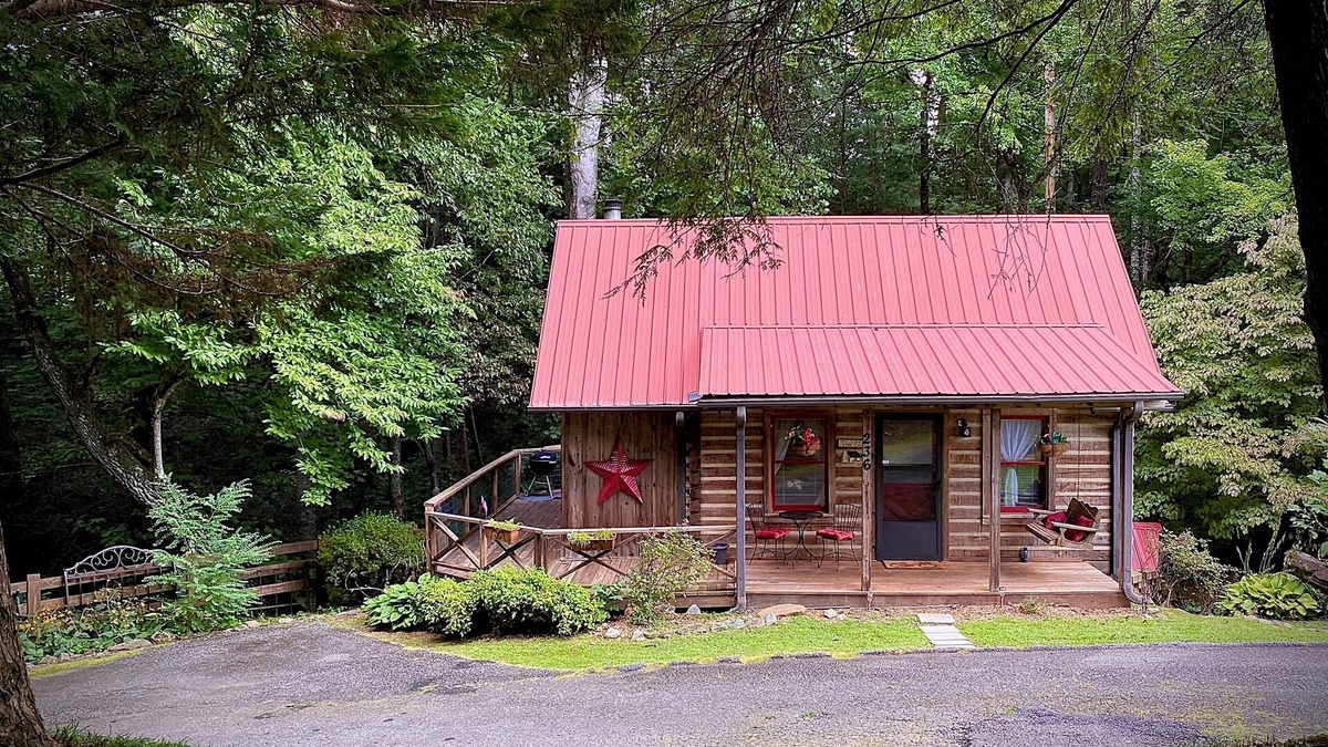 Tiger Cabin | Your Journey’s End! Authentic log cabin, comfortable, modern w/a creek too!