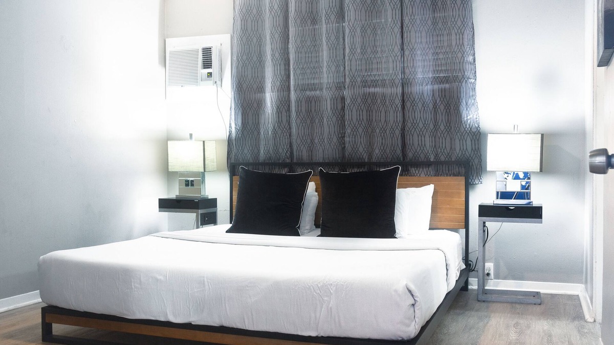 Neartown Apartment | Your Keys to Montrose! Sleeps 40/10BR/10BA/9PA