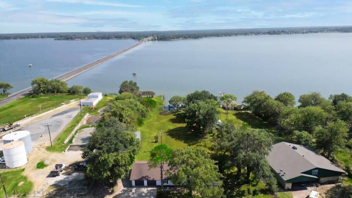 Quinlan House | Your Lakeside Destination - 3 Bedrooms, Lake Access