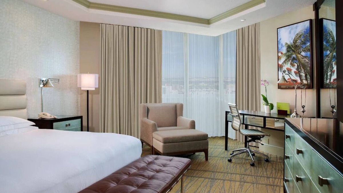 Ludlam Hotel | Your Miami Retreat - Close to Airport and Conventions! Free Airport Shuttle