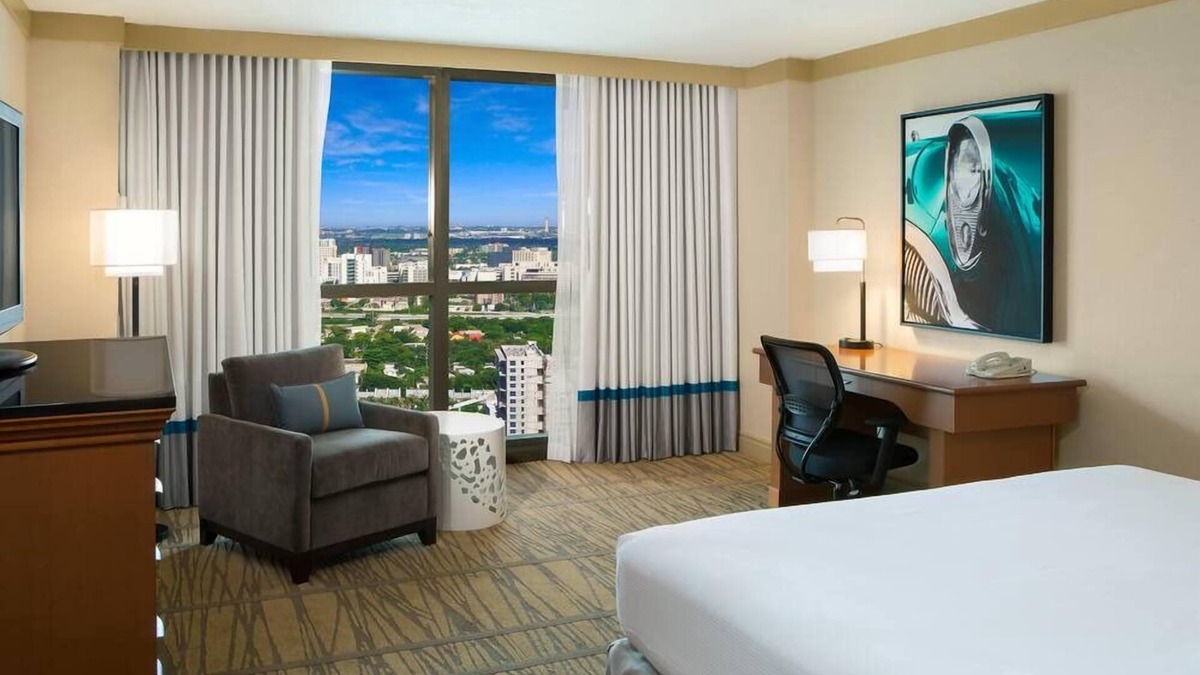 Ludlam Hotel | Your Miami Retreat - Close to Airport and Conventions! Free Airport Shuttle