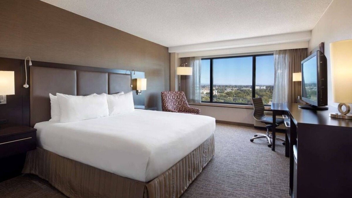 Milpitas Hotel | Your Milpitas Retreat with Modern Amenities! Gym, Pets Allowed, Airport Shuttle!