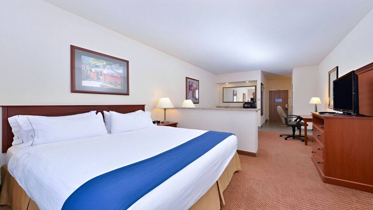 Farmington House | Your Next Vacation is Waiting for You!