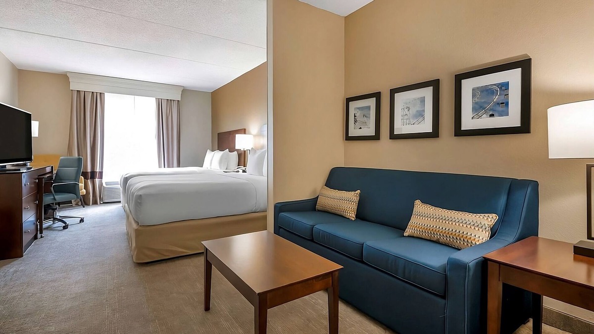 Florida Center Hotel | Your Orlando Adventure Starts Here! Pets Allowed and Outdoor Pool, Near SeaWorld