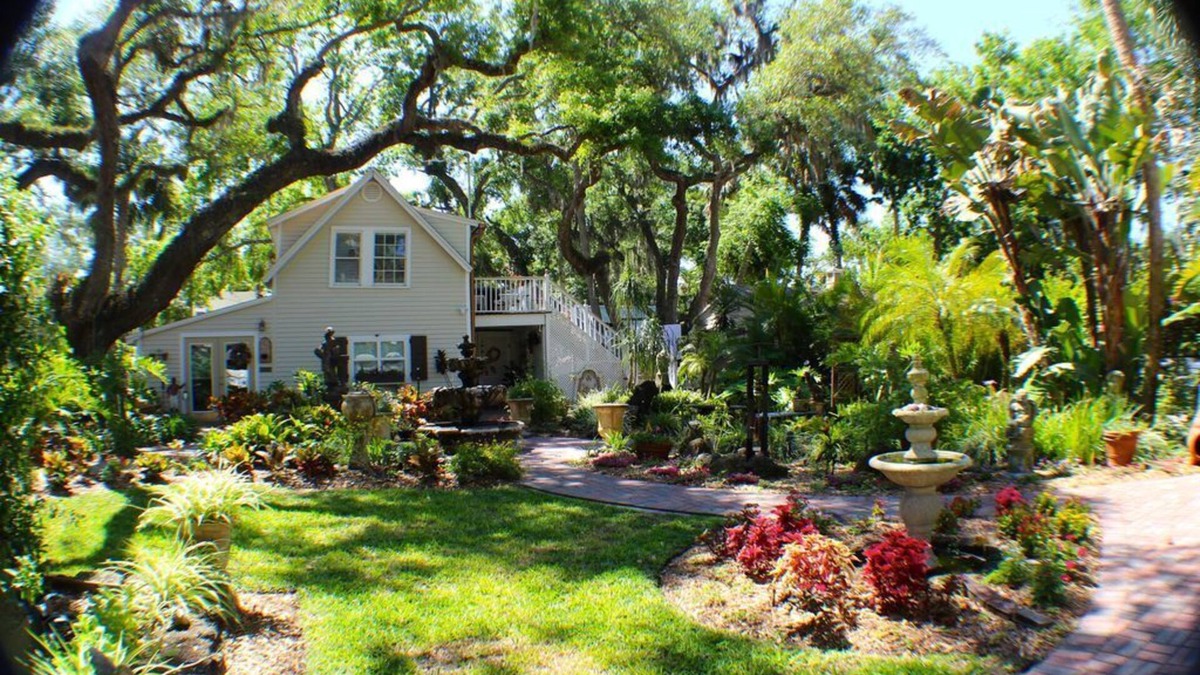 Historic District House | "Your Own Private Resort" at 9 Oaks!
