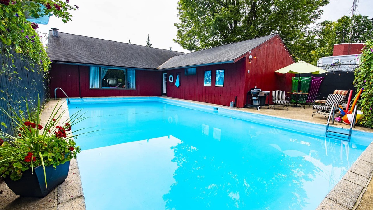 Lancaster House | Your own Private Pool Downtown! Midway between Spooky Nook & Amish Country