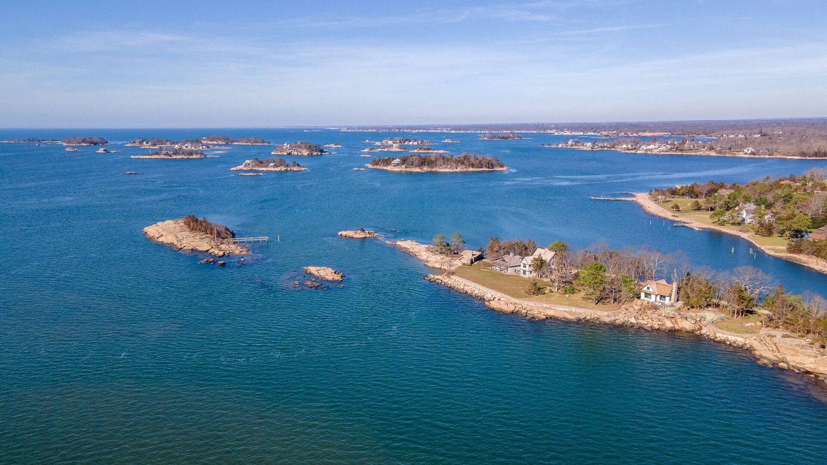 Guilford House | Your own Thimble Islands private cottage! (accessible by car via Old Quarry)
