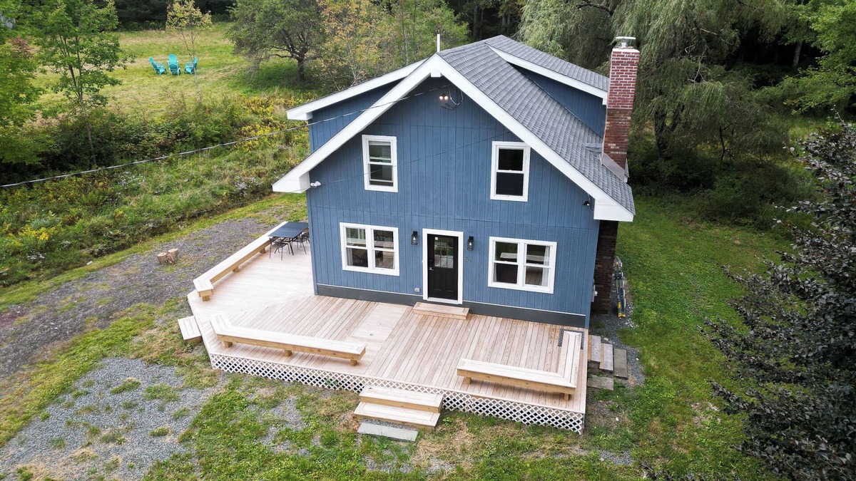 Andes Ski Chalet | Your Own Winter Wonderland! Close to skiing w/t Fireplace, Firepit, Large TV