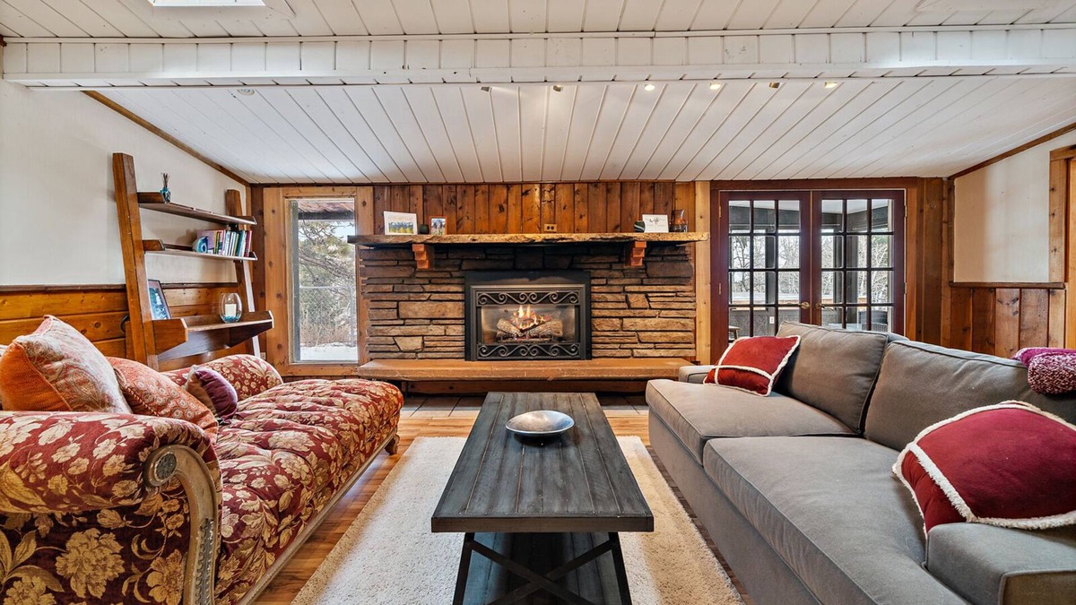 Hangen Ranch And M and B House | Your peaceful mountain home with private hot tub