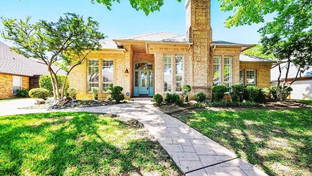 North Richland Hills House | Your perfect 4 bedroom getaway on a golf course