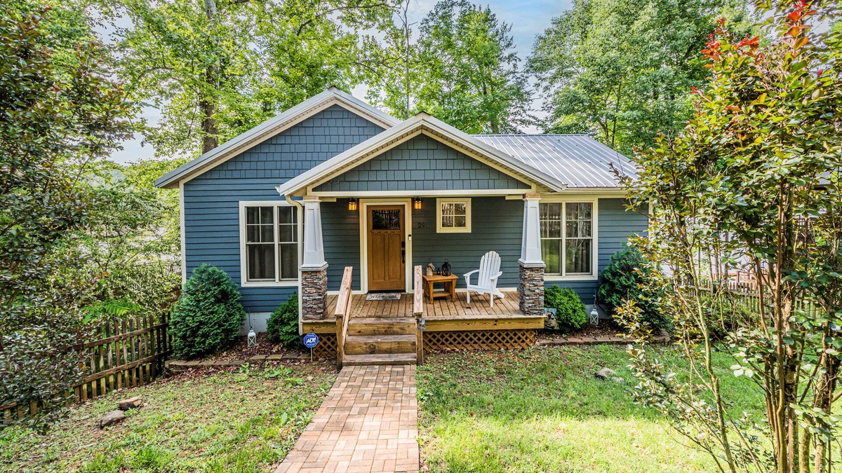Penrod House | Your perfect getaway on beautiful Lake Malone with private boat dock!