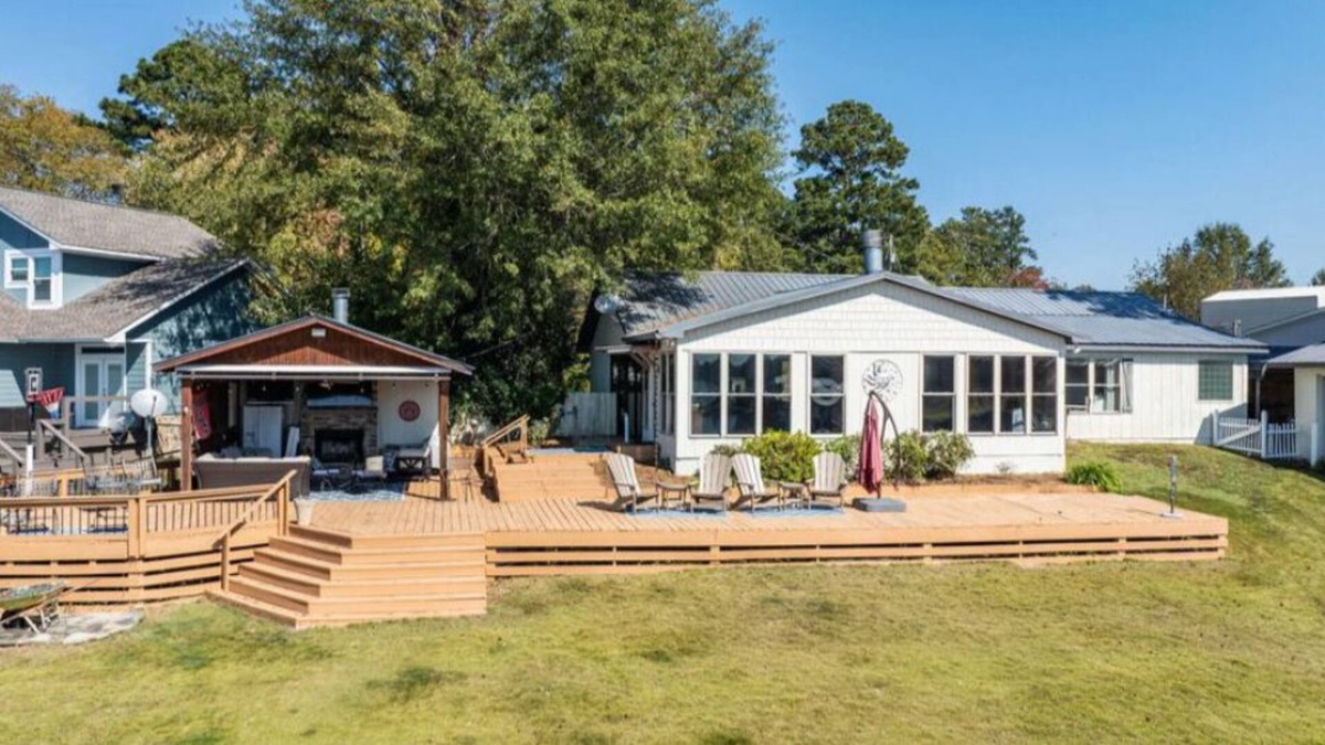 Jacksons' Gap House | Your Perfect Lakeside Retreat. 3 BR, 3.5 Bath. Breathtaking sunset views!