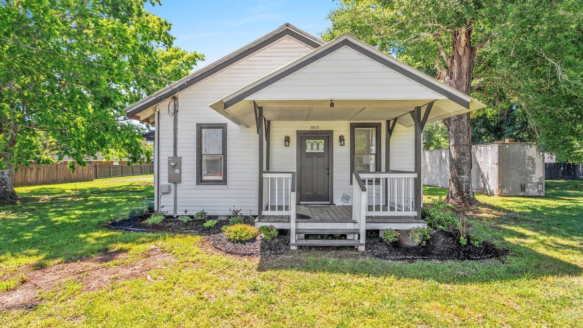 Jennings House | Your Perfect Louisiana Getaway: 3-Bedroom Home in the Heart of Jennings, LA