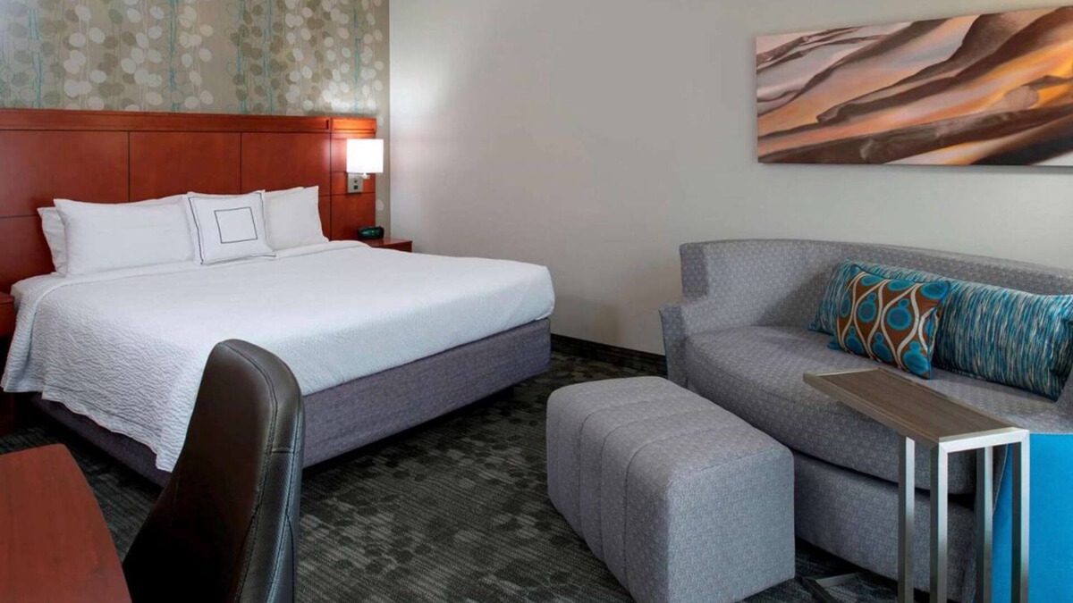 Waldron Hotel | Your Pet-Friendly Vacation Space Near Harley-Davidson Factory! Airport Shuttle!
