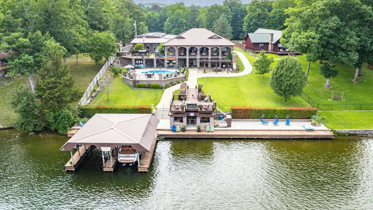 Mid America House | Your PRIVATE Hot Springs Lake Hamilton Vacation Paradise