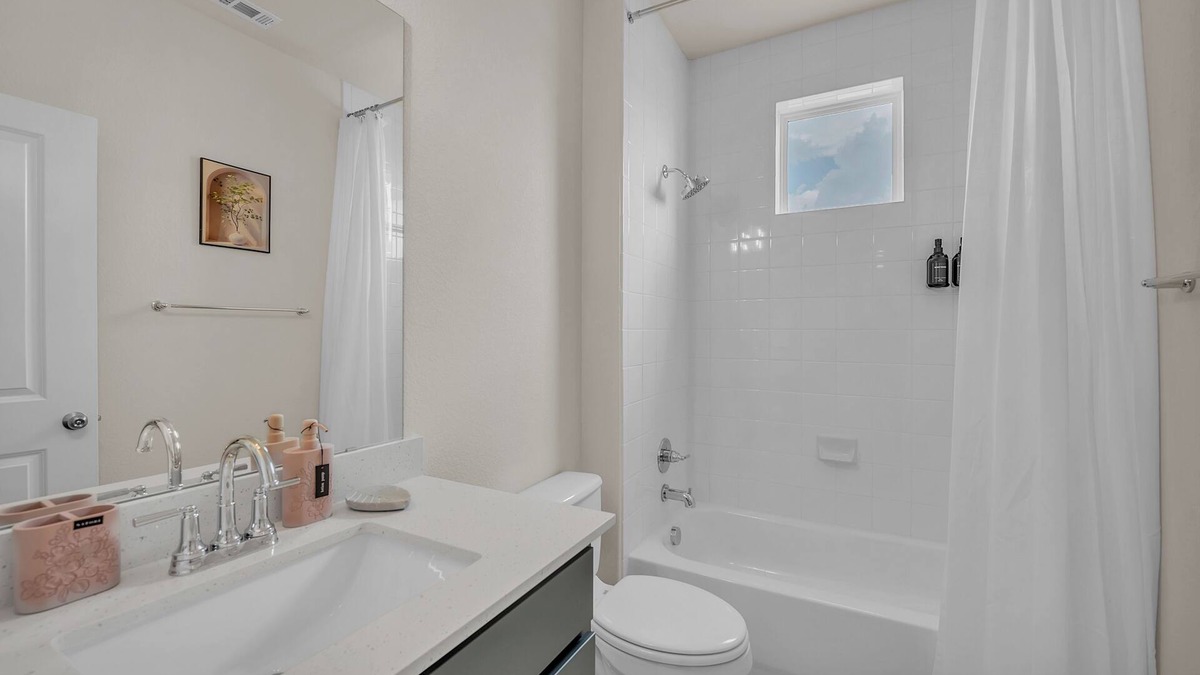 Hutto House | Your Private Oasis- 3 Bedrooms, 3 Bathroom of Pure luxury! Elegant and Spacious.