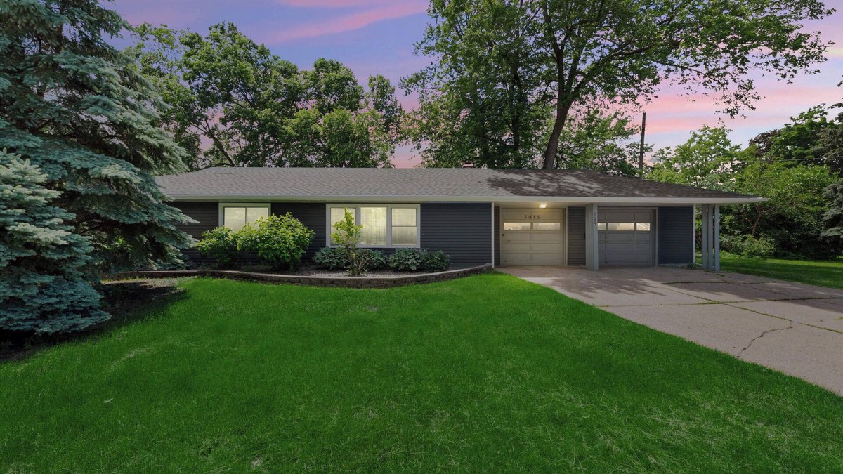 Highland House | ♥ Your Private Retro Retreat - Unbeatable Location. Mega Mall, Airport, River ♥