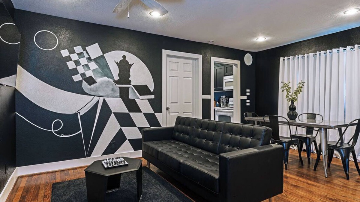 Greenway Plaza-Upper Kirby Apartment | Your Queen's Gambit! Sleeps 10/4BR/3BA/2PA