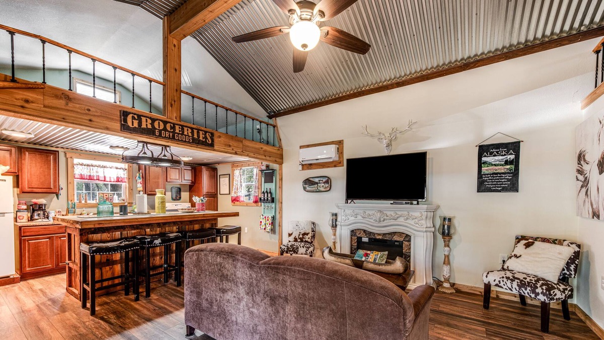 Aransas Pass Cabin | Your Relaxation getaway awaits! Fishing, shops, resturants, and the Beach!