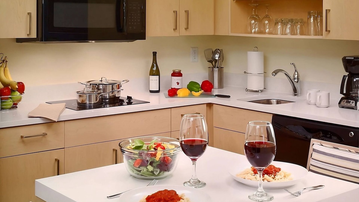 Schaumburg Hotel | Your Relaxing Getaway Awaits! Close to West Meadows Ice Arena, Rolling Meadows