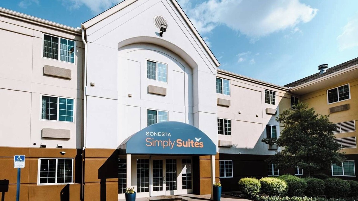 Park Central Hotel | Your Relaxing Getaway Awaits! Full Kitchen, FREE Parking, Pets Allowed!