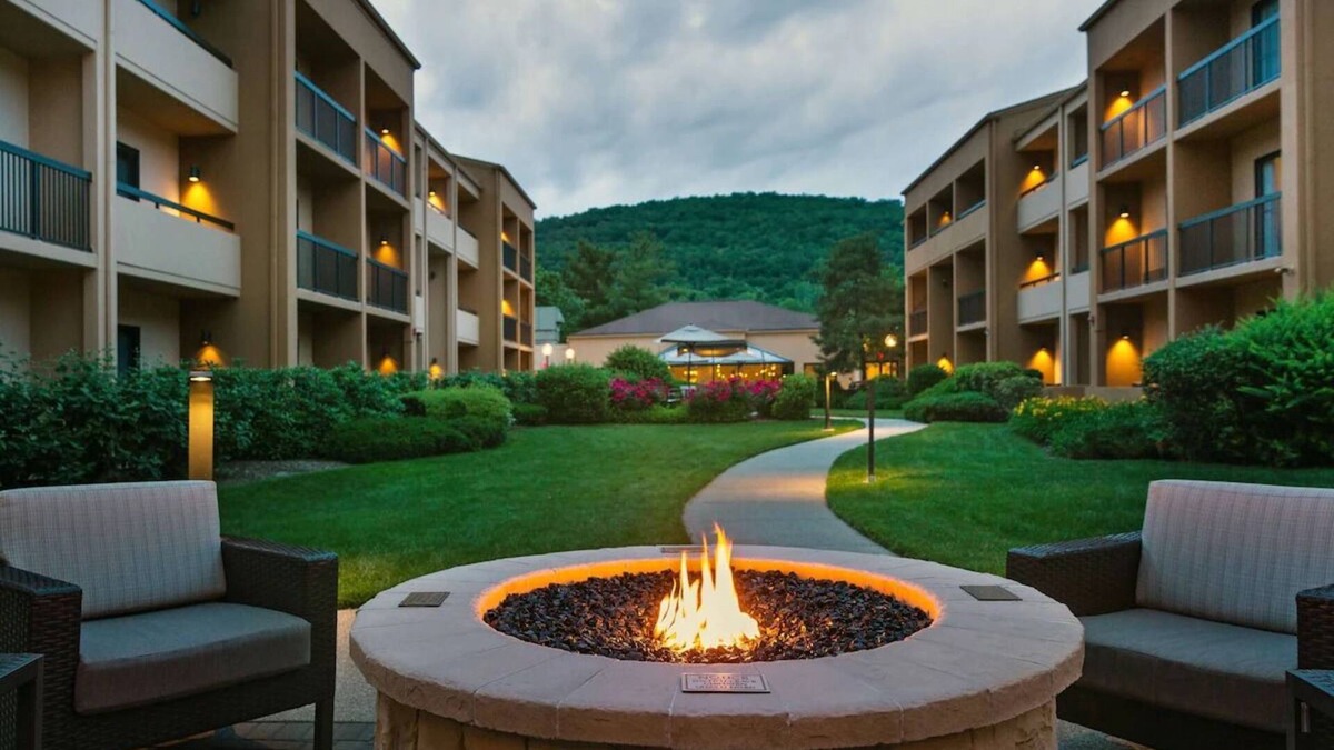 Mahwah House | Your Relaxing Getaway Awaits! Free Parking, Onsite Pool, Pets Allowed