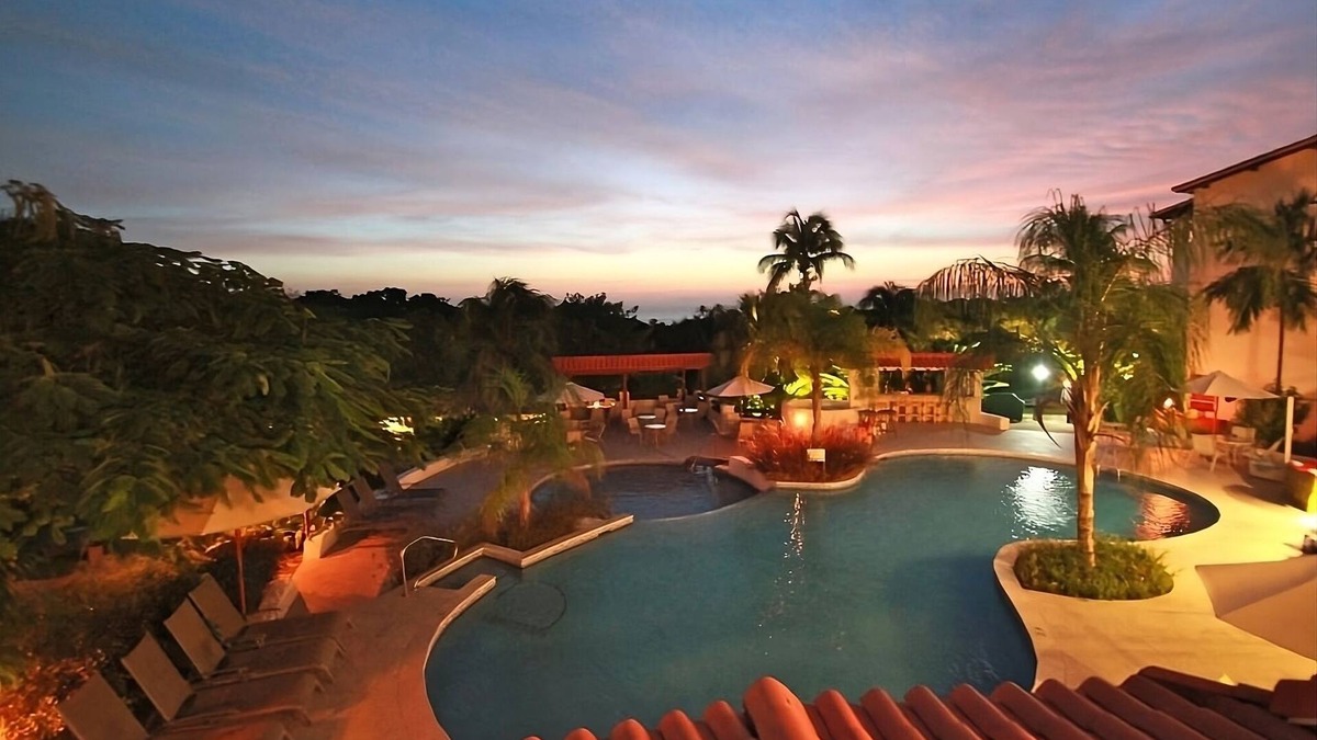Maynards Hotel | Your Relaxing Getaway Awaits! Close to Mullins Beach! Outdoor Pools, Parking!