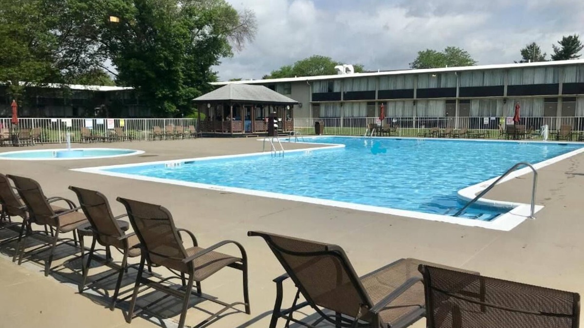 Bethlehem House | Your Relaxing Getaway Awaits! Outdoor Pool, Free Breakfast, Pets Allowed!