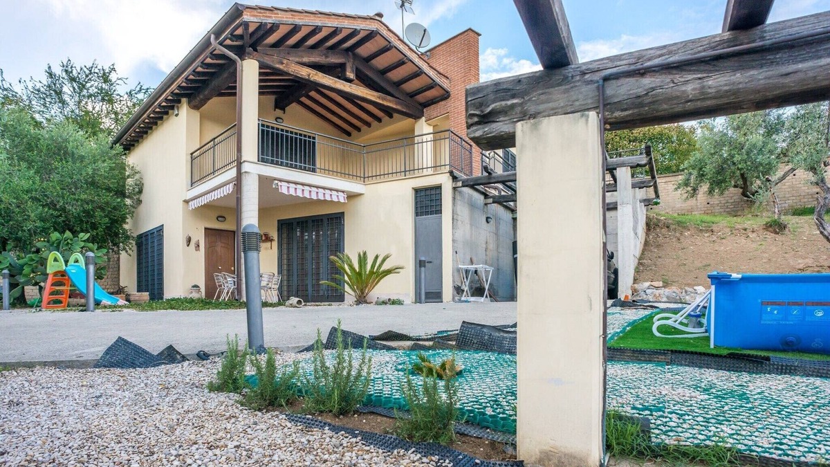 Riano Villa | Your Roman Base: Garden Villa with Pool
