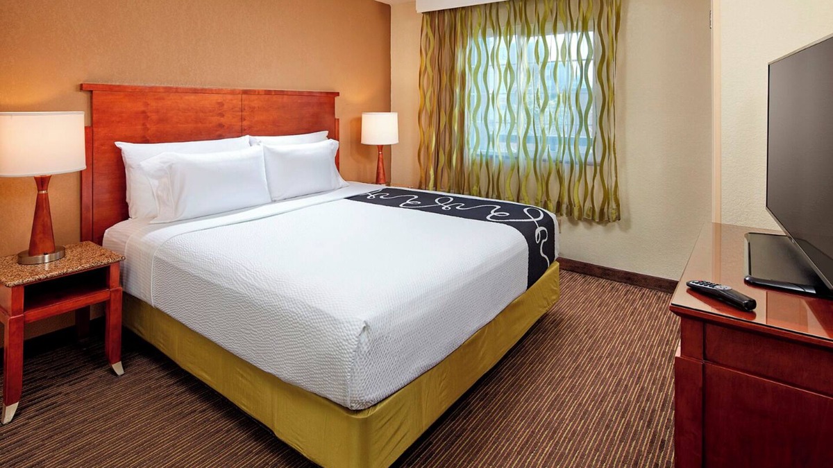 Mission Valley Hotel | Your San Diego Sanctuary: Room with Pool - Close to San Diego Zoo