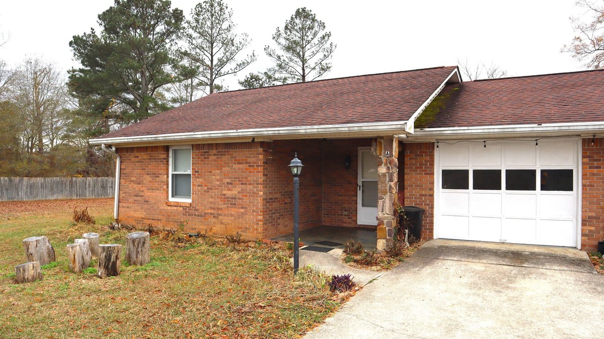 Mount Berry House | Your Side of Paradise: Gem in a Duplex Haven near Berry College & Tennis Courtsn