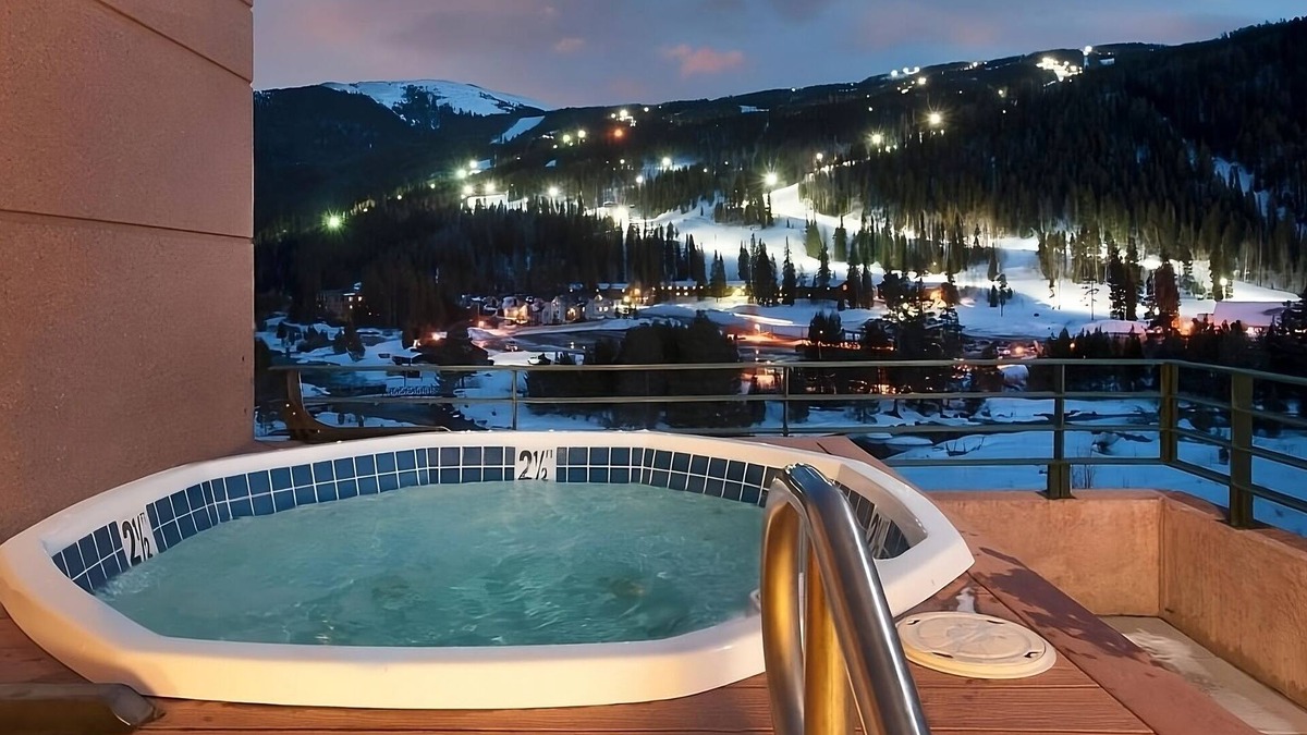 Mountain House Hotel | Your Ski Paradise with Morning Delight! Free Breakfast, Jacuzzi, Pets Allowed!
