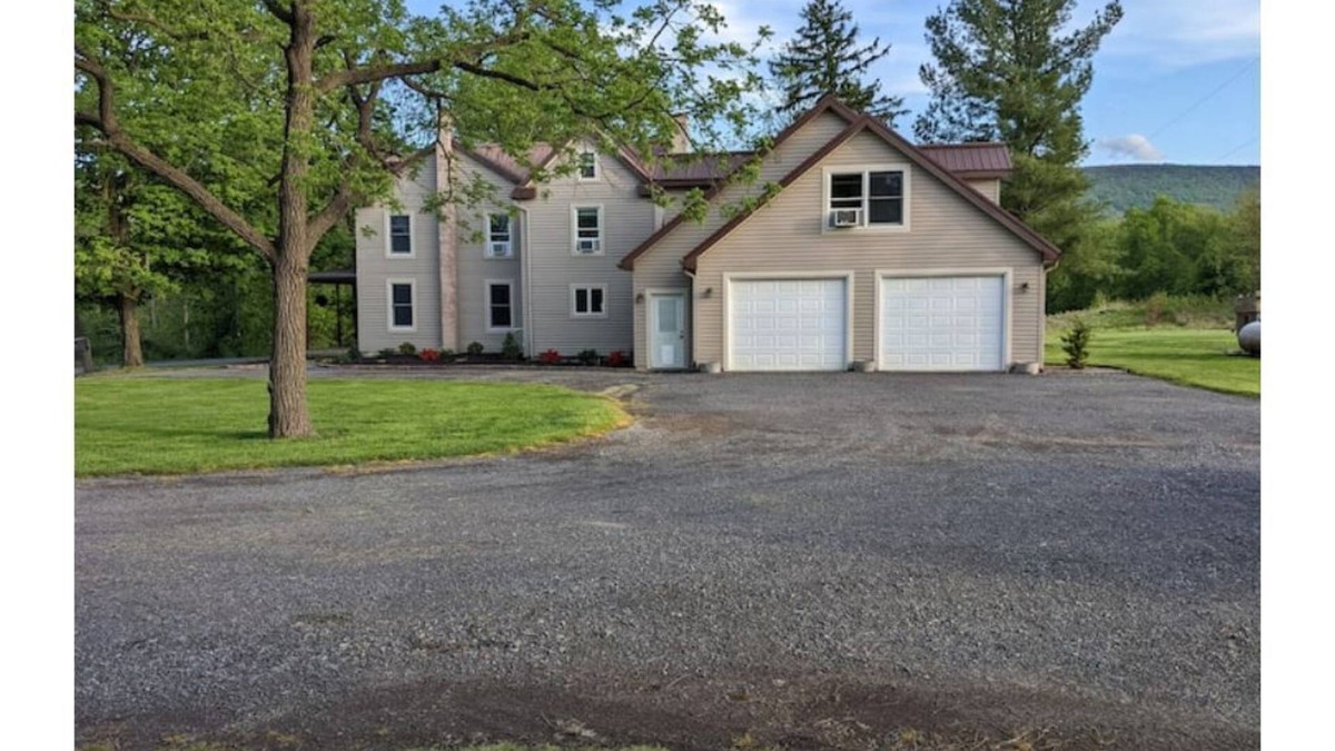Swengel House | Your summer family retreat- with a hot tub!nn